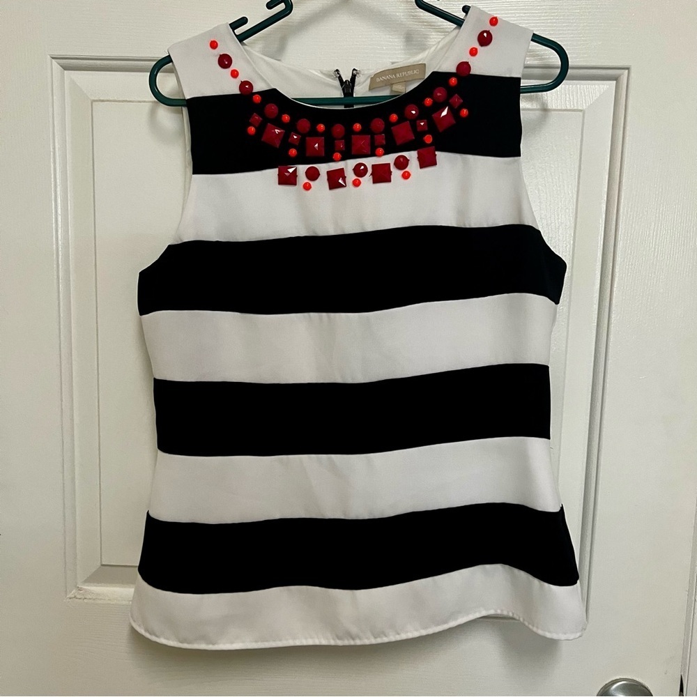 ❤️3/$15 Banana Republic Embellished Black and White Sleeveless Blouse